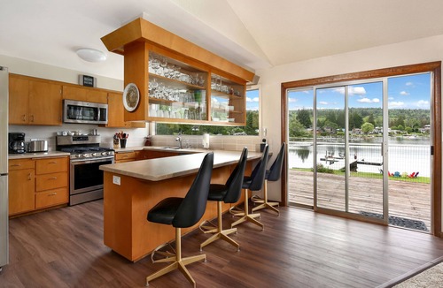 Bellingham House | Lakefront Paradise: Private Beach, Water Sports, Stunning Sunsets, Sleeps 8