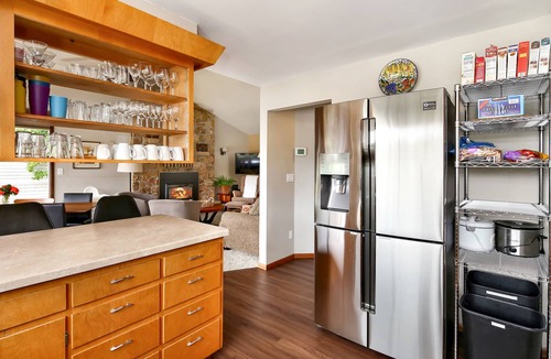 Bellingham House | Lakefront Paradise: Private Beach, Water Sports, Stunning Sunsets, Sleeps 8