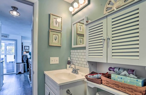 Tully Cottage | Lakefront Tully Cottage w/ Screened Porch!