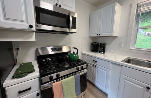 New Fairfield House | Lakehouse, Boat Dock, Kayaks, Fire-Pit, King Bed, 1 Hour & 15 Min from NYC etc!