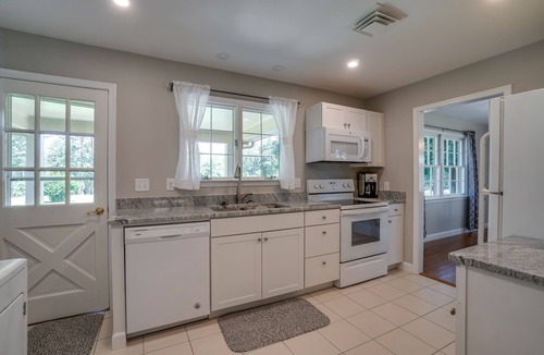 Scottsville House | Lakehouse & Bungalow with beach access