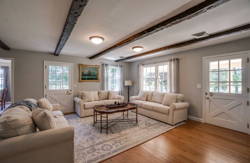 Scottsville House | Lakehouse & Bungalow with beach access