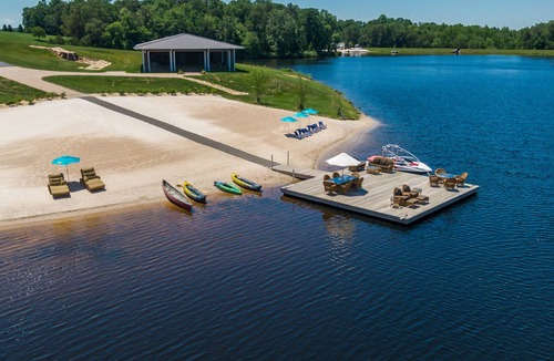 Scottsville House | Lakehouse & Bungalow with beach access