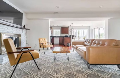 Marlton House | Lakehouse with Gorgeous View Family Friendly!