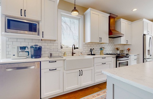 Malletts Bay House | Lakeside retreat with grill, fireplace, W/D, AC & sunset views - dog-friendly
