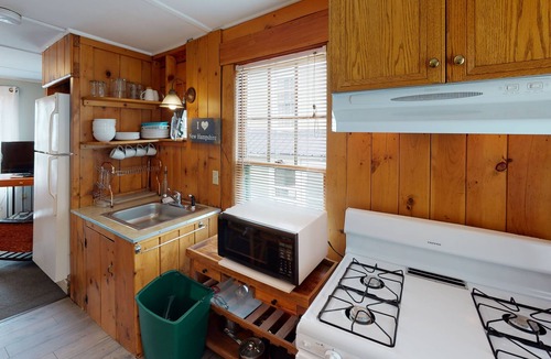 Weirs Beach House | Lakeview House & Cottages