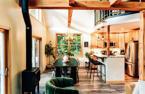 Green Mountains Cabin | Lakeview☀️Near Stowe🥾4 Bedroom👨‍👩‍👧‍👦Hot Tub🥂Mountain View🏔Canoe🛶Game Room🎱Swimming🏊‍♀️