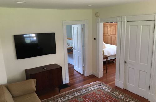 Old North End House | Lakeview Terrace 2 Bedroom With Magic Backyard, No Dogs