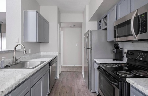 Briarforest Apartment | Landing | Stunning 2BD, Pool, Gym