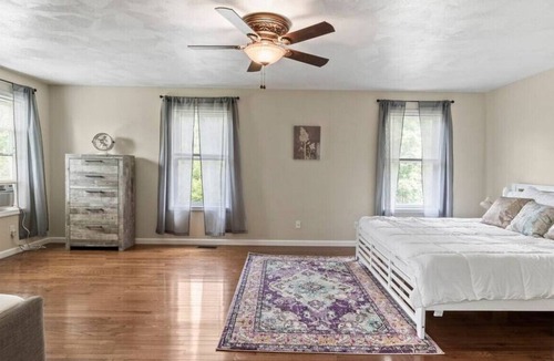Lansing Apartment | Lansing 4 Bedroom 3.5 bath · Serene Esca · Serene Escape/Fire Pit/Grill