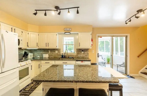 Bowie Cabin | Large 5 BR 9 Beds Near DC/Pool/Hot Tub/Gym/Game Rm/Fire Pit