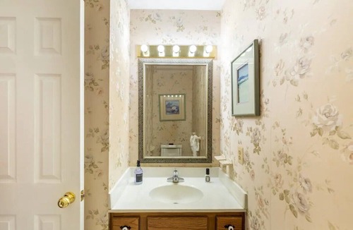 Bowie Cabin | Large 5 BR 9 Beds Near DC/Pool/Hot Tub/Gym/Game Rm/Fire Pit