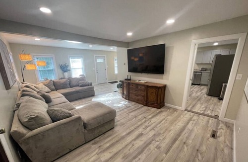 Windsor House | Large, Comfy Family House w/Lake & Beach access