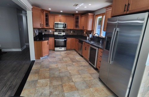 Town Bank House | Large Family Fun, 6BR/3 Bath, POOL, HOTTUB, Fenced Yard