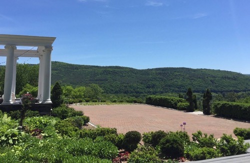 Windsor House | Largest Colonial Revival Mansion less than 15 minutes to Woodstock