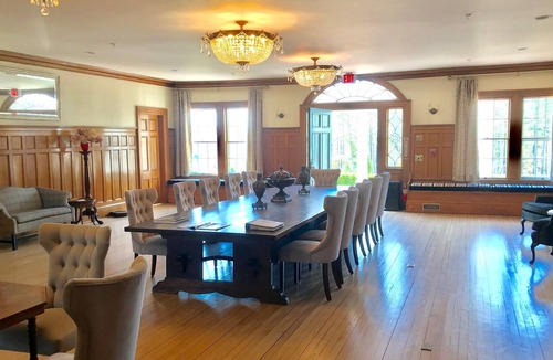 Windsor House | Largest Colonial Revival Mansion less than 15 minutes to Woodstock