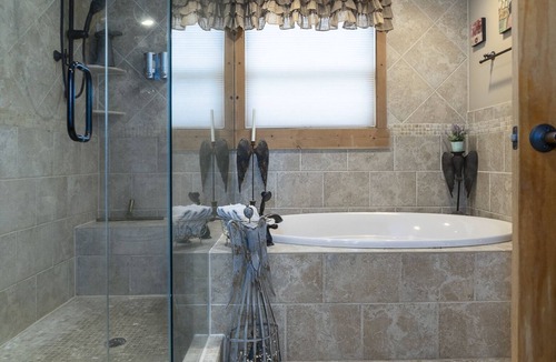 Roanoke Bed & Breakfast | Lavista Suite King Ensuite Mountain view