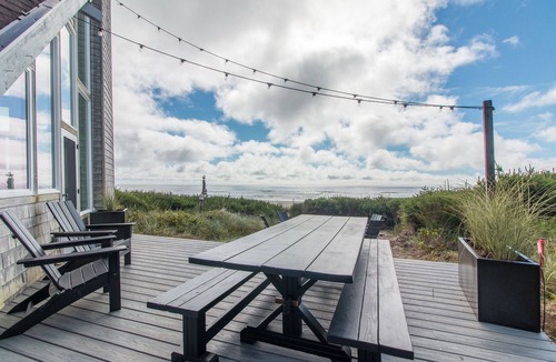 Tierra Del Mar House | Lighthouse #104 - Beautifully updated classic oceanfront cabin with direct beach access