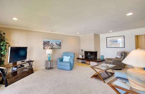 Lincoln Beach Apartment | Lincoln City Vacation Rental with Pool and Ocean Views