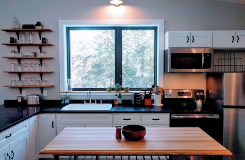 Jericho Cottage | Little house in the woods of Jericho - AC, W/D, Wifi, Patio
