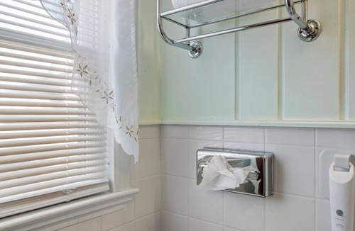 Littleton Hotel | Littleton Getaway – Queen Room Retreat