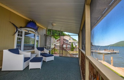 Holcomb Cottage | Livin' on the Edge: Spectacular Waterfront Property