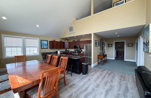 North Conway House | Locust Lodge #2 | 18 Beds, Sleeps 28, HotTub, Pool