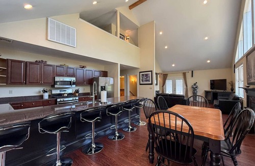 North Conway House | Locust Lodge #3 | 18 Beds, Sleeps 28, HotTub, Pool