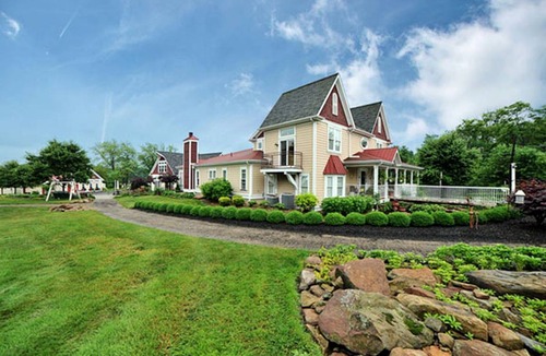 Ellwood City Cabin | Lodge ∙ 1 bedroom ∙ 3 guests