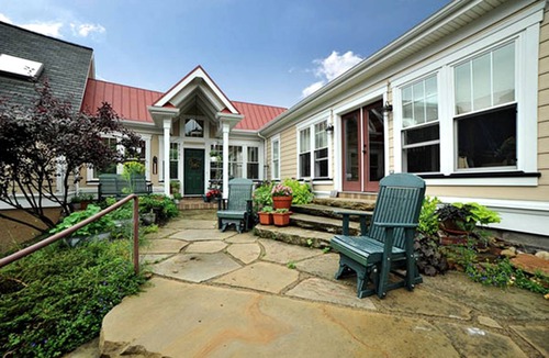 Ellwood City Cabin | Lodge ∙ 1 bedroom ∙ 3 guests