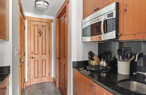 Stowe Area Cabin | Lodge At Spruce Peak Studio Third Floor Newly Renovated Great Spruce Peak Views Sleeps 4