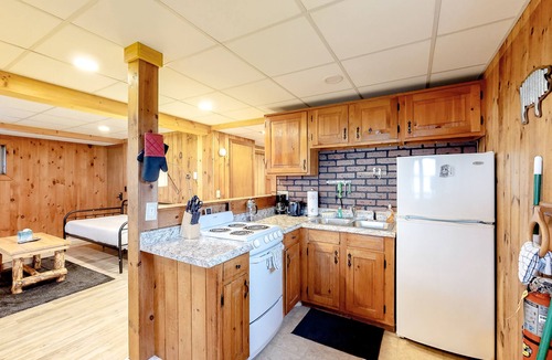 Montgomery Center Condo | Log cabin condo with mountain views and full kitchen - close to Jay Peak Resort