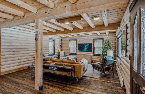 Hartland House | Log Cabin Fireplace Upper Valley - Wooded Chalet
