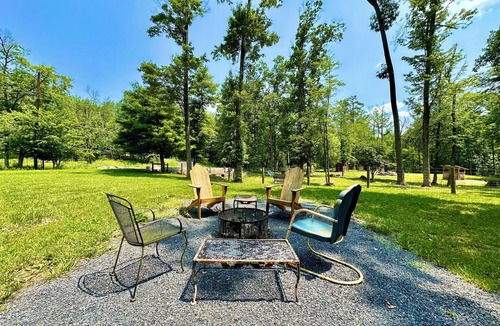 Grantville Cabin | Log Cabin w/Farm Animals & Firepit 20 Mins To Hershey & 4 Mins To Lake!