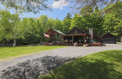 Clemons Apartment | Log Cabin w/Hot Tub minutes to Lake George Marina