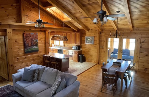 Hot Springs Cabin | Log cabin with lots of private space - 12mins from Omni Homestead!