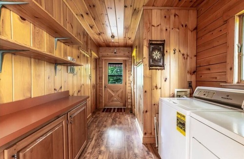 Natural Bridge House | Log Lodge: Mountain/Water View & Heated Pool!