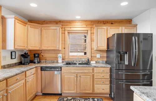 Wolf Laurel Cabin | Lookout Lodge | Panoramic Views, Pool Table + Biltmore Pass near Hatley Pointe