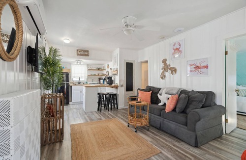 Hampton House | Lorraine's Landing | 2 Min to Beach | Pet-Friendly