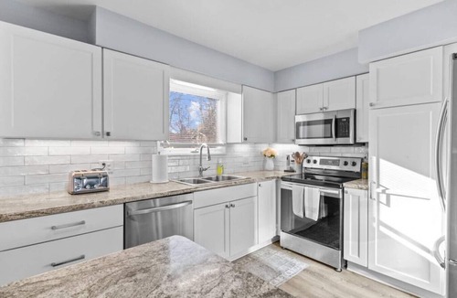 South Burlington Apartment | Lovely 2-Bedroom Condo, Close to Burlington/Airport!