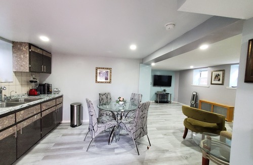 Morris Heights Apartment | Lovely 2 bedroom apartment in a private house with beautiful garden