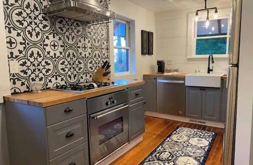 Yakima House | Lovely 2 Bedroom Carriage House Unit with Loft