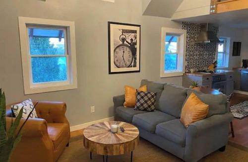Yakima House | Lovely 2 Bedroom Carriage House Unit with Loft