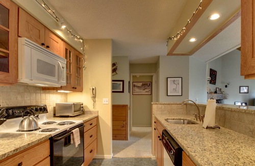 Warren Condo | Lovely Condo with Balcony, Ski Shuttle. Shared Hot Tub, Pools, Tennis, and Gym