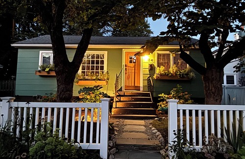 Lambertville House | Lovely garden cottage, short walk to town and steps to canal path.