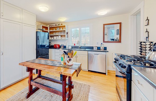 Rockingham House | Lovely home on 40 acres near orchards, fishing, trails w/firepit & wood stove
