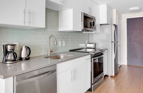 Mount Vernon Triangle Apartment | Lovely Mt Vernon Studio w/ Pool, W/D & Gym, near Metro, by Blueground
