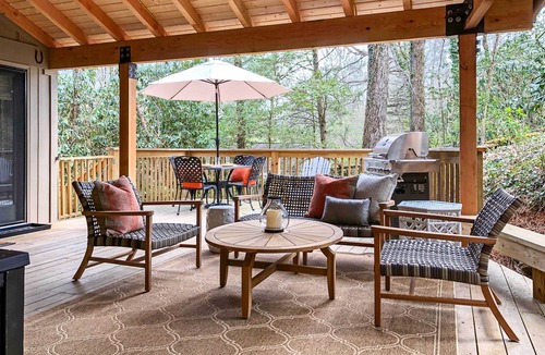 Mirror Lake Cottage | Lush Mirror Lake Cottage Rental w/Private Deck