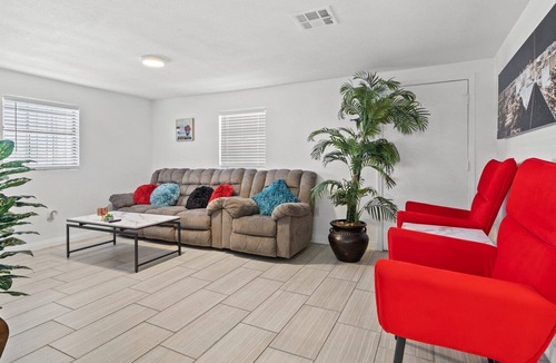 Chinatown House | Lush Modern Desert Inn 5 mins to Strip and Convention Fast Wifi 5 TVs Recliners