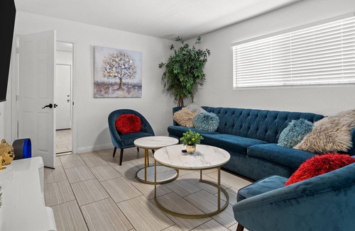 Chinatown House | Lush Modern Desert Inn 5 mins to Strip and Convention Fast Wifi 5 TVs Recliners